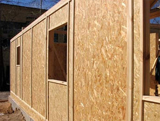 À l'aide de panneaux OSB, vous pouvez installer rapidement les murs de la maison sans utiliser d'équipement spécial lourd