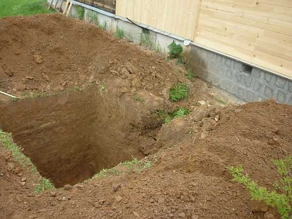 Pour explorer le sol pour la fondation par vous-même, vous devrez creuser des fosses similaires à une profondeur d'environ 2,5 mètres.
