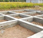 Si le béton est coulé directement sur le chantier, on obtient une fondation monolithique