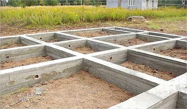 Si le béton est coulé directement sur le chantier, on obtient une fondation monolithique