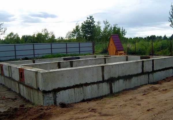 Pour accélérer la construction, à un niveau bas de la nappe phréatique, le ruban est assemblé à partir de blocs de béton prêts à l'emploi