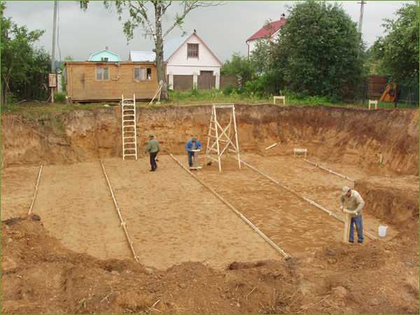 Si la maison a un sous-sol, la fosse de fondation s'avère être grande