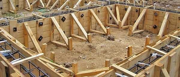 Le coffrage amovible est démantelé après que le béton a gagné 50% de résistance