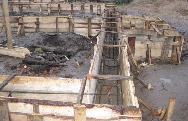Tout est prêt pour le coulage du béton: les armopoyas sont connectés, le coffrage est exposé et fixé