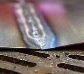 Lors du soudage de métaux minces, les tôles surchauffent et se plient