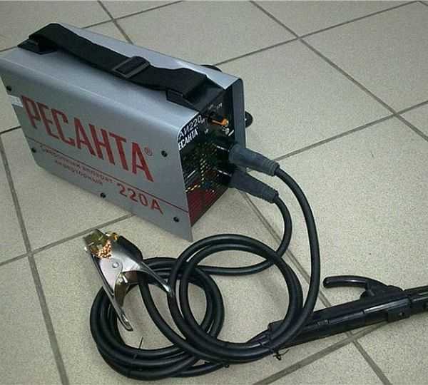 Ceci est une machine à souder Resanta SAI 220 - petite taille et poids