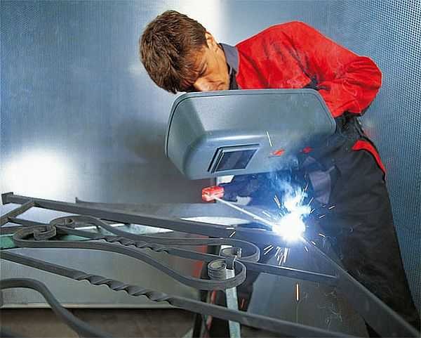 La machine à souder pour le soudage manuel à l'arc électrique vous permet de souder tous types d'acier