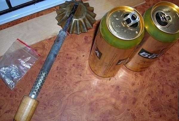 Des antennes artisanales simples peuvent être fabriquées à partir de canettes (bière ou boissons). Malgré la frivolité des composants, cela fonctionne très bien, et c'est fait très simplement