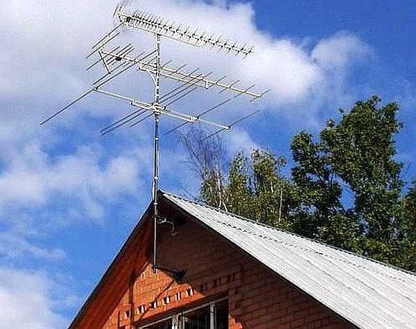 Vous pouvez à peine voir des chalets d'été sans antennes