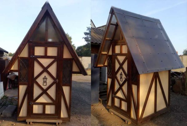 Toilettes de la rue de campagne sous la forme d'une maison néerlandaise