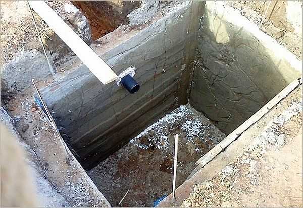 Le puisard des toilettes de campagne ne doit pas fuir d'eau