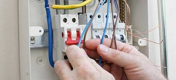 Une entrée triphasée n'est nécessaire que lorsque vous devez connecter un équipement puissant fonctionnant à partir d'un réseau 380 V