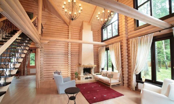 C'est l'intérieur d'une maison en rondins arrondis. Ils sont légèrement blanchis à l'intérieur. La photo ne transmet pas tous les charmes, mais vous pouvez comprendre de quoi il s'agit