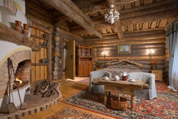 Décorer une maison en rondins à l'intérieur de cette maison est presque inutile. Sur la photo - une maison en rondins de style rustique