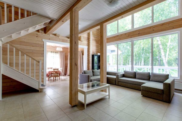 La photo montre la décoration intérieure d'une maison à deux étages depuis un bar. Pas de décisions compliquées. Seulement des couleurs différentes et des lignes claires