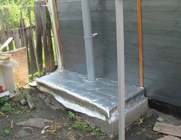 Fixez le tuyau au mur avec des pinces