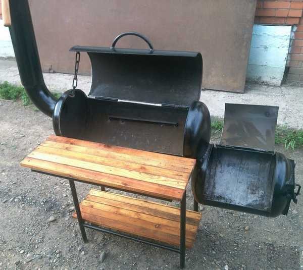 Brasero à partir de bouteilles de propane avec une capacité pour le charbon ou le bois de chauffage