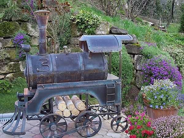 Si vous le souhaitez, le brasier peut être disposé de manière très attrayante, par exemple sous la forme d'une locomotive à vapeur
