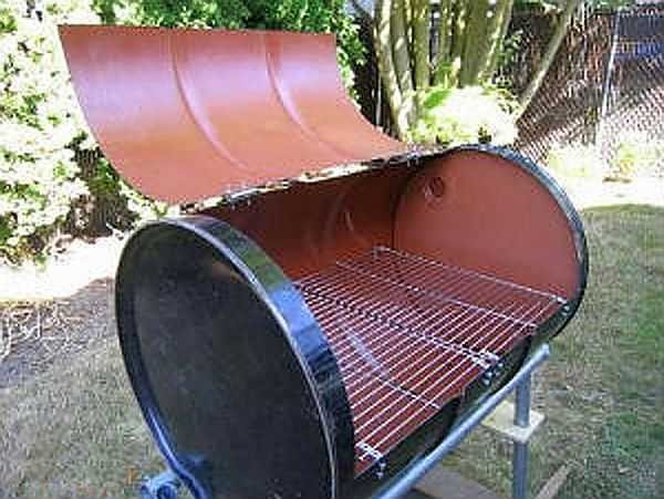 Barbecue à partir d'un tonneau avec un couvercle. La fabrication dans les moindres détails coïncide avec le processus lors de l'utilisation