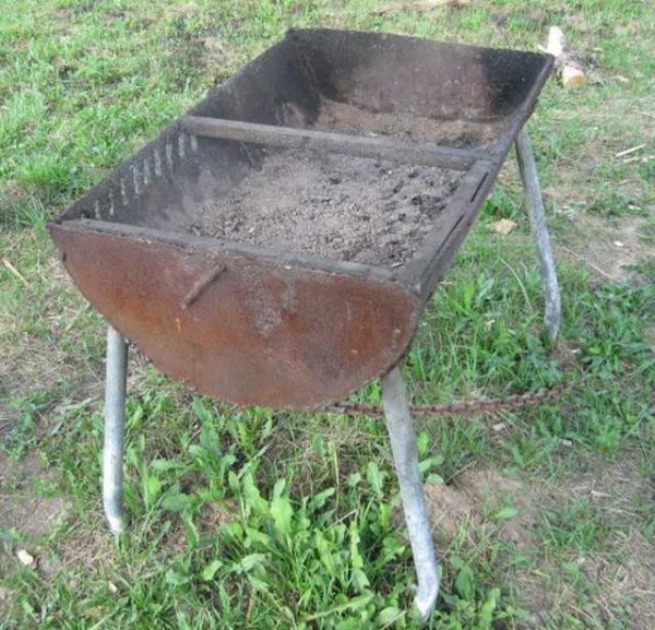 Vous pouvez également faire la grille la plus simple à partir du canon - souder les jambes à la coupe le long du récipient et couper le long des bords de l'évidement pour la brochette