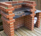 Une des options pour un simple barbecue en brique. Il diffère de la version de base en ce qu'il y a deux rangées de briques saillantes