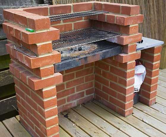 Une des options pour un simple barbecue en brique. Il diffère de la version de base en ce qu'il y a deux rangées de briques saillantes