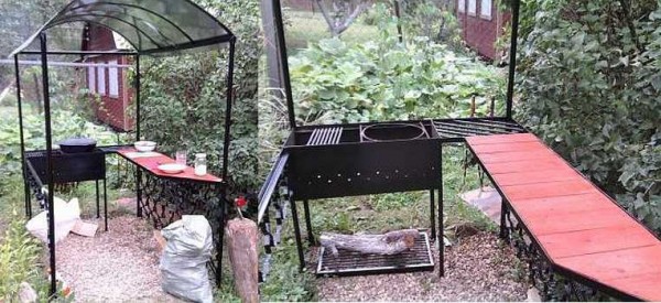 Barbecue maison sous auvent avec kitchenette