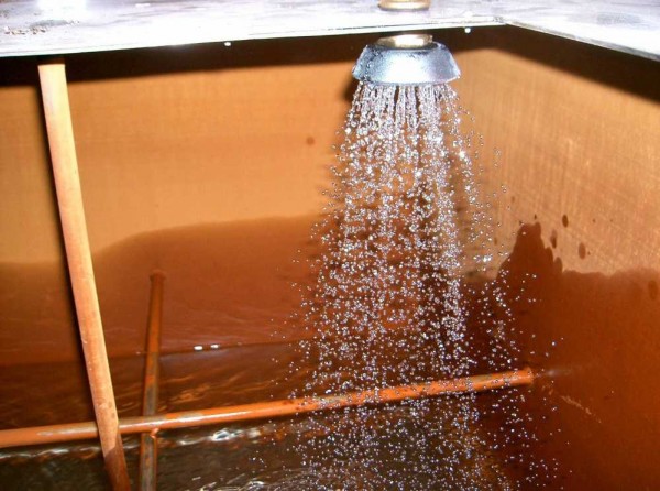 Voici à quoi ressemble l'enrichissement primaire de l'eau en oxygène dans une version artisanale: une pomme de douche à travers laquelle l'eau coule. Soulevez-le seulement, de préférence plus haut, pour capturer plus d'oxygène