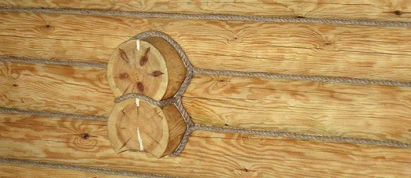 Les coutures laides du calfeutrage peuvent être scellées avec un cordon - cela semble attrayant, et même contre les courants d'air