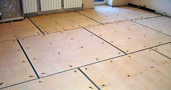 Voici à quoi ressemble un vieux parquet, préparé pour la pose de stratifié.