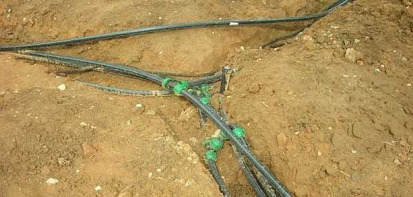 Afin de calculer correctement le matériau et d'effectuer le câblage correct du système d'alimentation en eau dans le pays de vos propres mains, dessinez d'abord un plan dans lequel vous pouvez calculer les images et le nombre de raccords.
