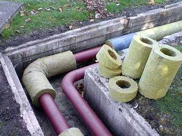 Un exemple de pose de tuyaux au-dessus de la profondeur de congélation dans un fossé préparé.L'isolation du système d'alimentation en eau est réalisée avec une isolation spéciale, avec un diamètre intérieur approprié