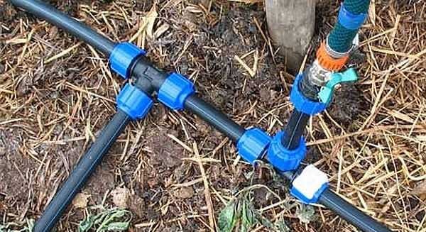 Le plus souvent, les systèmes d'irrigation automatiques à faire soi-même sont assemblés à partir de tuyaux en PEHD sur des raccords à compression