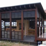 Le gazebo s'est avéré très attrayant d'un bar, peint avec du polycarbonate sombre et laiteux. Le toit de cette version est fait de tuiles souples.