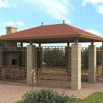 Des grilles métalliques décoratives sont fixées entre les piliers, le toit est surélevé au-dessus des colonnes, ce qui rend l'ensemble du bâtiment plus léger