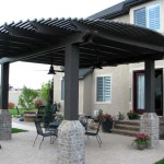 Ce n'est pas un gazebo - une pergola, mais encore une fois des piliers de forme intéressante, vous pouvez prendre note