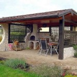 Design intéressant des parois latérales: construction non linéaire combinée avec des barres en bois.Très probablement, les parois latérales de ce belvédère sont tapissées de blocs de mousse: elles sont plus faciles à manipuler