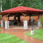 Gazebo hexagonal sur piliers en pierre