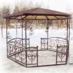 Un gazebo ajouré en métal - une option d'été pour une résidence d'été ou dans la cour près de la maison
