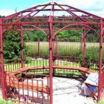 Vous voyez rarement un gazebo en métal fait de tuyaux ronds