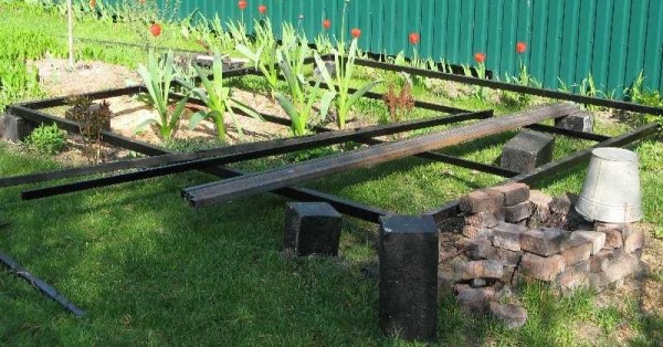 Rail inférieur fini