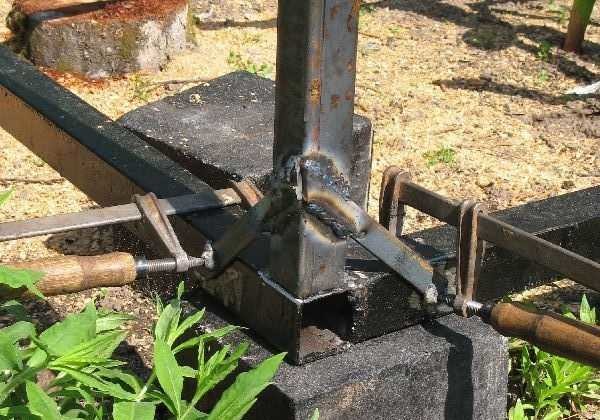 Méthode de fixation des crémaillères verticales avec des flèches de montage