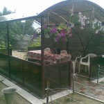 Une solution simple pour une résidence d'été: un gazebo carré recouvert de polycarbonate beige