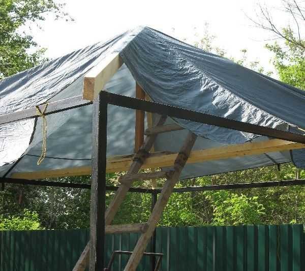 Comment le système de chevrons a été installé (couvert de pluie)