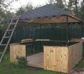 Photo d'un gazebo en métal et bois: le résultat d'un travail