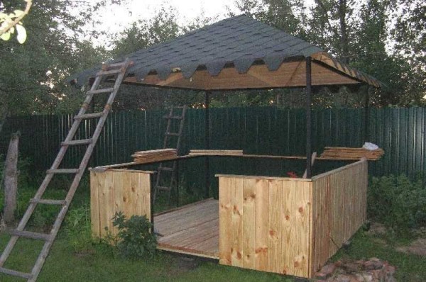 Photo d'un gazebo en métal et bois: le résultat d'un travail