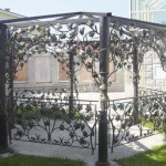 Très joli décor.Ce n'est pas un gazebo en métal, mais une chanson en métal