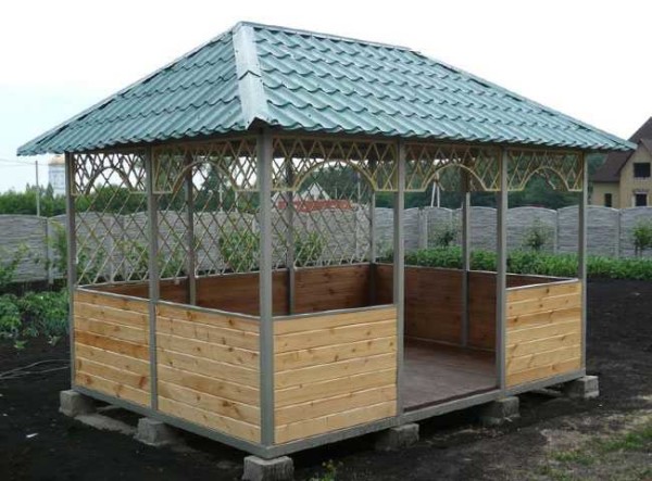 Ceci est un gazebo fait d'un tuyau en forme sur des poteaux