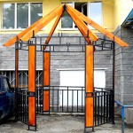 Photo d'un gazebo hexagonal à partir d'un profilé métallique avec une garniture en bois partielle