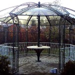 Le toit en dôme en polycarbonate est fabriqué sur mesure. Gazebo inhabituel s'est avéré